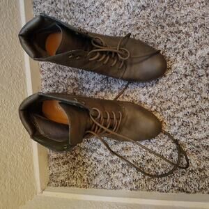 A n d i a m o khaki ankle boots with heel size 10